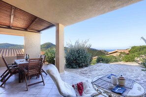 Outdoor dining - Guinness A - Deluxe: Villa with Pool and Sea View Terrace (Trinità d'Agultu e Vignola)