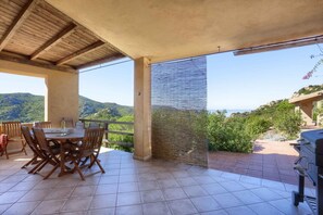 Outdoor dining - Guinness B - Superior: Villa with Sea View Terrace and Pool Access (Costa Paradiso)