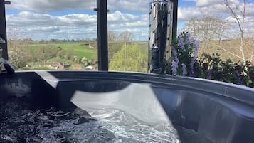 Cottage | Outdoor spa tub