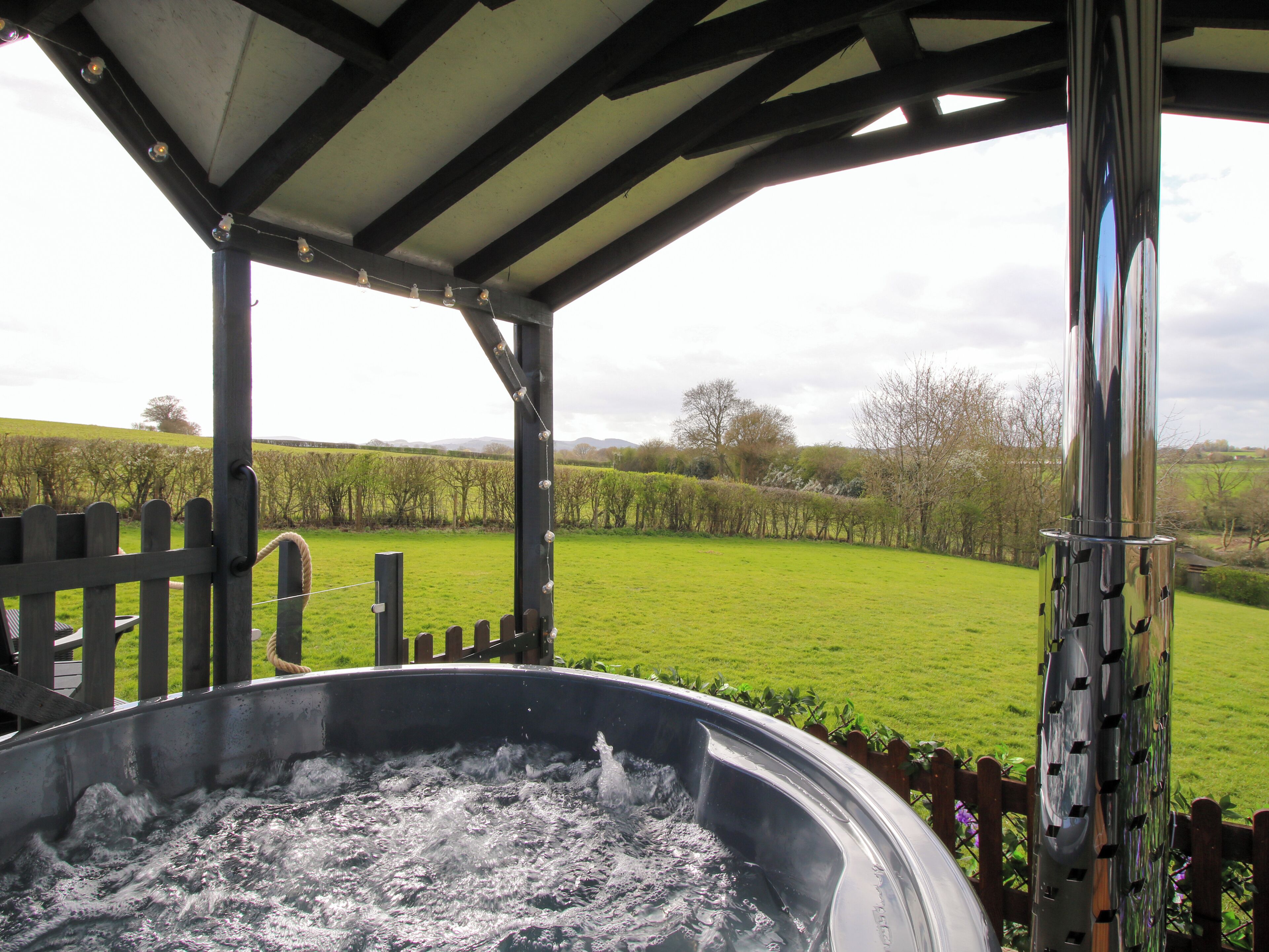Cottage | Outdoor spa tub