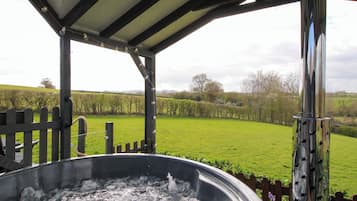 Cottage | Outdoor spa tub