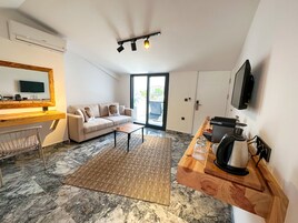 Minibar con artículos gratuitos y caja de seguridad en la habitación 