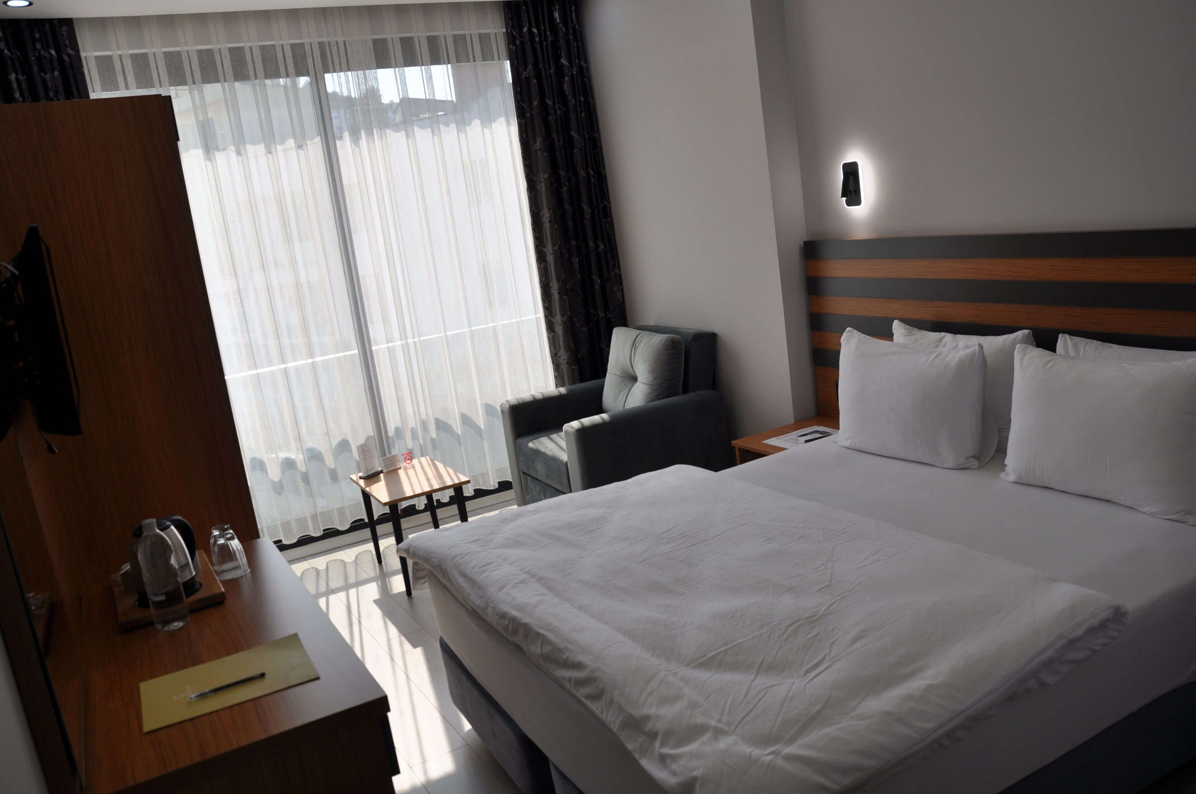 standard double room | 1 bedroom, free minibar, in-room safe, laptop workspace