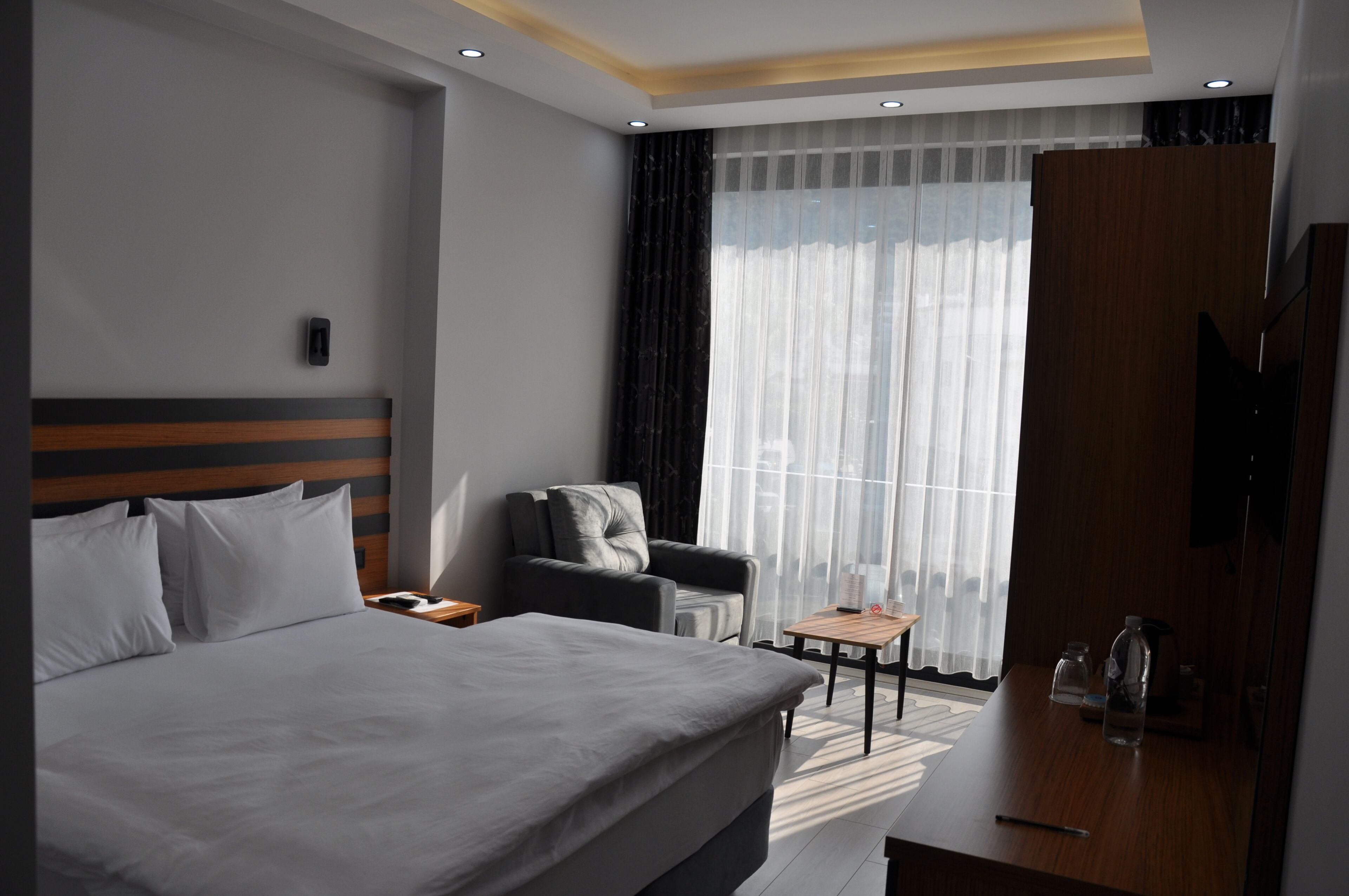 standard double room | 1 bedroom, free minibar, in-room safe, laptop workspace