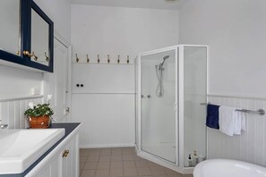 Kylpyamme, hiustenkuivaaja, pyyhkeet, saippua