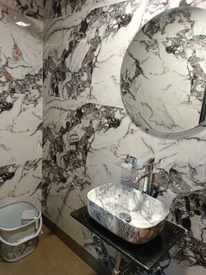 Habitación doble Deluxe | Baño | Regadera, regadera tipo lluvia, toallas