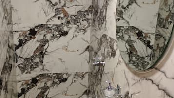 Deluxe Triple Room | Bathroom | Shower, rainfall showerhead, towels