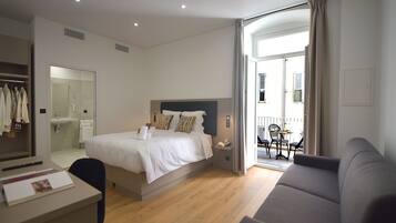 Family Room | Select Comfort beds, in-room safe, desk, laptop workspace