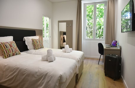 Business Room | 1 bedroom, Select Comfort beds, in-room safe, desk