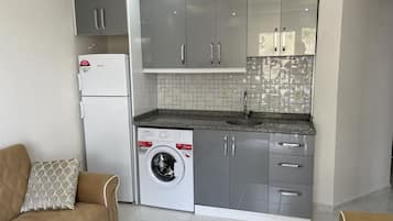 Standard Apartment, Balcony | Private kitchenette | Fridge, stovetop, cookware/dishes/utensils