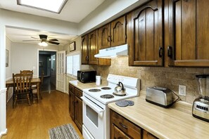 Microwave, coffee/tea maker, cookware/dishes/utensils - Bana’s Place – Riverside Cottage-FREE Tickets-Firepit-Gameroom (Sevierville)