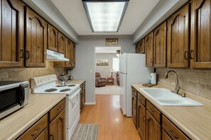 Microwave, coffee/tea maker, cookware/dishes/utensils - Bana’s Place – Riverside Cottage-FREE Tickets-Firepit-Gameroom (Sevierville)