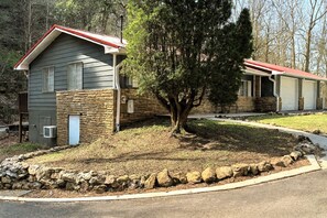 Exterior - Bana’s Place – Riverside Cottage-FREE Tickets-Firepit-Gameroom (Sevierville)