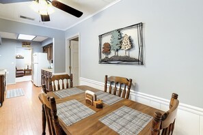 Dining - Bana’s Place – Riverside Cottage-FREE Tickets-Firepit-Gameroom (Sevierville)