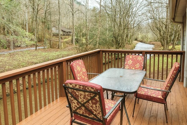 Outdoor dining - Bana’s Place – Riverside Cottage-FREE Tickets-Firepit-Gameroom (Sevierville)