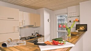 Kjøleskap, mikrobølgeovn, kokeplater og kaffetrakter/tekoker