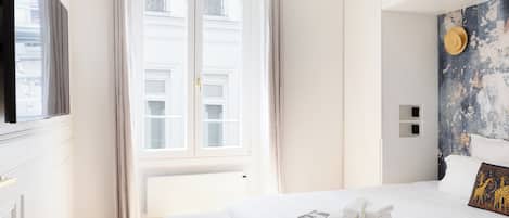 2 bedrooms, iron/ironing board, travel cot, WiFi