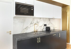 Fridge, microwave, stovetop, dishwasher