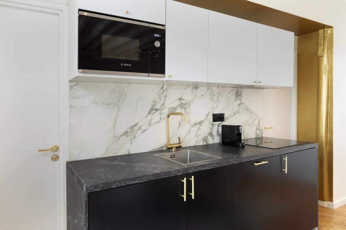 Kühlschrank, Mikrowelle, Herdplatte, Geschirrspüler