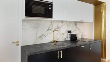 Kühlschrank, Mikrowelle, Herdplatte, Geschirrspüler