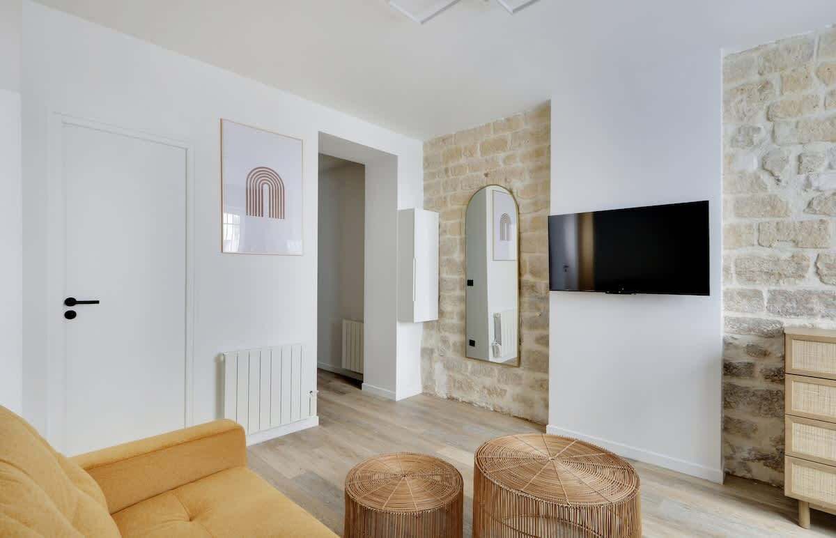 Una televisión, una oficina