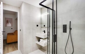 Douche, articles de toilette gratuits, sĂšche-cheveux