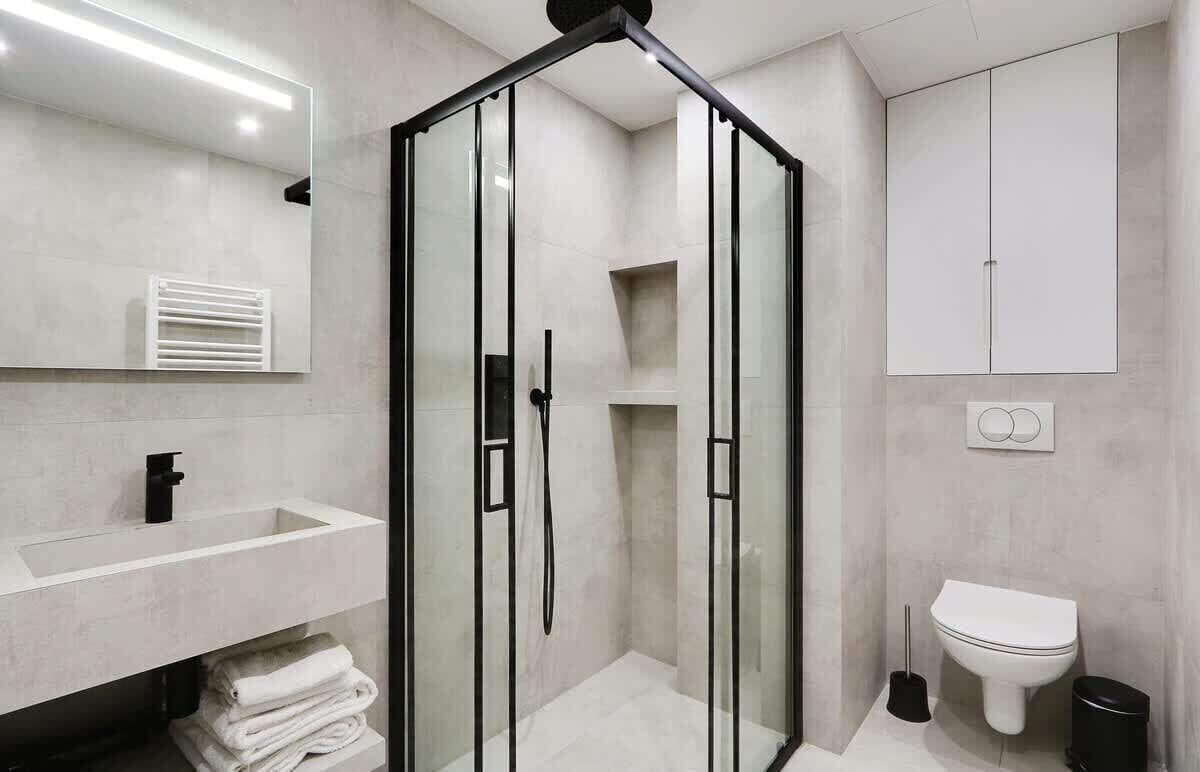Shower, free toiletries, hair dryer