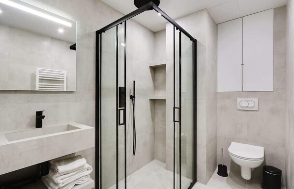 Shower, free toiletries, hair dryer