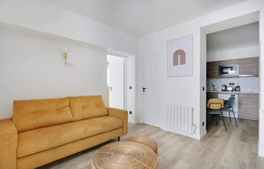 TV, offices - A Chic 1-BR in Sentier - Montorgueil (Paris)