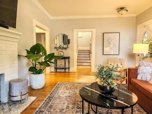 Een smart-tv en een open haard