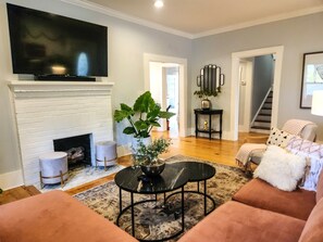 Een smart-tv en een open haard