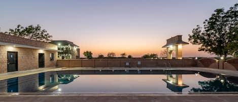 Una piscina al aire libre