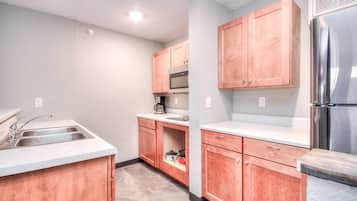 Fridge, microwave, stovetop, dishwasher