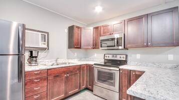 Geladeira, micro-ondas, fogão, cooktop