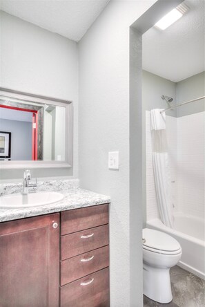 Bathtub, hair dryer, towels - 1BR apartment with 2 beds and kitchen on the 2nd f (Rapid City)