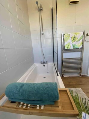 Combined shower/tub, deep soaking tub, hair dryer, towels - Remarkable 3-bed Country Home With Conservatory (Truro)
