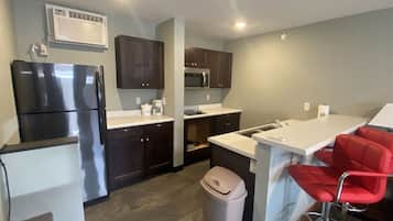 Réfrigérateur, micro-ondes, plaque de cuisson, lave-vaisselle