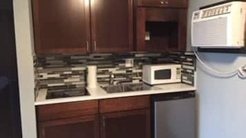 Geladeira, micro-ondas, cooktop, cafeteira/chaleira