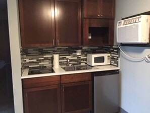 Geladeira, micro-ondas, cooktop, cafeteira/chaleira