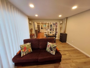 Smart TV, DVD player, stereo - This house is ideal for 4 tourists. It offers a private pool, a closed garden . (Marco de Canaves)