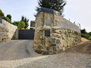 Property grounds - This house is ideal for 4 tourists. It offers a private pool, a closed garden . (Marco de Canaves)