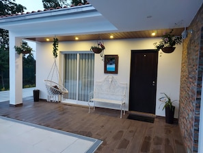 Terrace/patio - This house is ideal for 4 tourists. It offers a private pool, a closed garden . (Marco de Canaves)