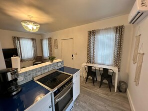 Ferienhaus, 1 King-Bett | Eigene Küche | Kühlschrank, Mikrowelle, Ofen, Herdplatte