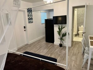 Monolocale, 1 letto king | Ferro/asse da stiro, Wi-Fi gratuito, lenzuola