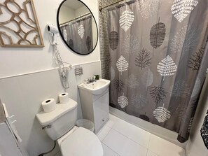 House, 2 Queen Beds | Bathroom - Beautiful 2 Queenbed House in Miami Free Parking (Miami)