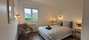 3 slaapkamers, een strijkplank/strijkijzer, reisbedje, gratis wifi