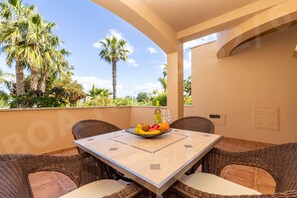 Outdoor dining - Boa Nova 32/6 | professionally cleaned | 2-bedroom townhouse | close to Carvoeiro and Ferragudo (Carvoeiro)