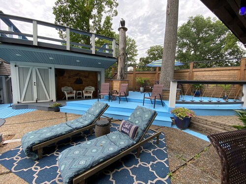 Lake house w/seasonal pool and boat storage. 
