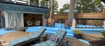 Lake house w/seasonal pool and boat storage. 