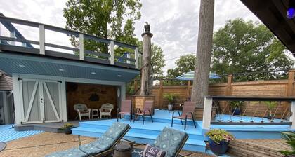 Lake house w/seasonal pool and boat storage.